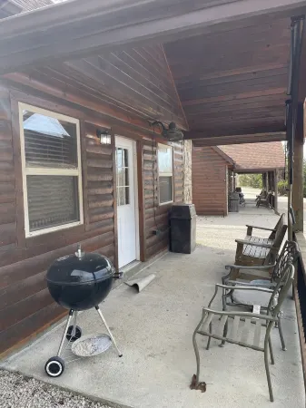 Hillside Hideaway West just 1/2 mile from Current River!