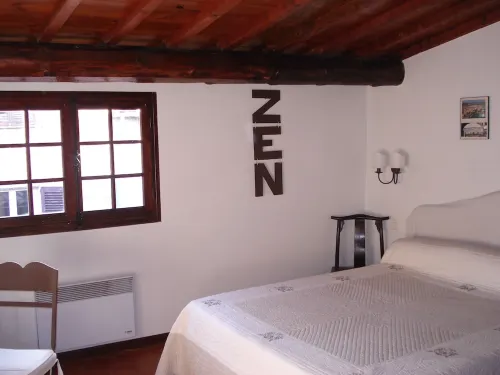 Located in Old Antibes, 2 Steps from Shops, Sleeps 2 to 3