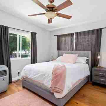 Close to Downtown! Gorgeous MidCentury w/fire pit Rooms