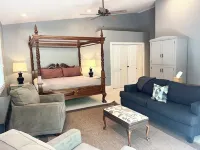 4 bed/3 bath huge house, 1.5 blocks to beach/town, hot tub/game rm, dog friendly