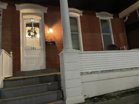 Walk to everything! Five Flags-Hotel Julian-Millwork Sleeps 8!