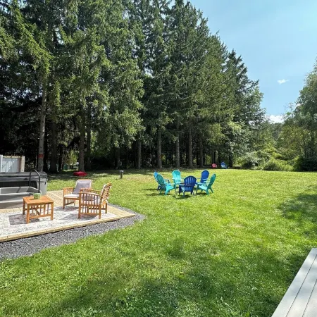 Modern Rustic Retreat- King bed, hot tub, wineries, waterfalls, hiking, Cornell