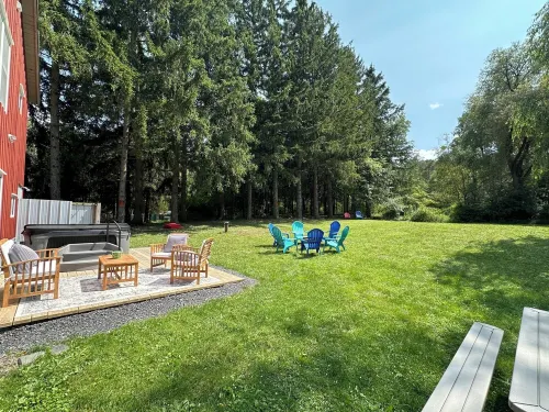Modern Rustic Retreat- King bed, hot tub, wineries, waterfalls, hiking, Cornell