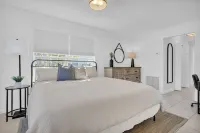 3-Bedroom-2 Full Bath Beach House Mnts to Central Beach & Downtown Hotel a Vero Beach