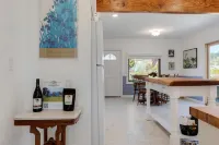Newly remodeled dog-friendly 2 bedroom wine country home in the heart of Dundee