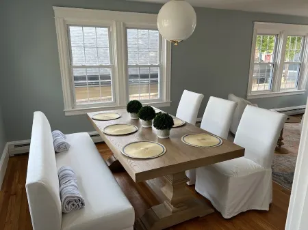 Downtown Bristol Seaside cottage w front row seats to 4th July Parade, Fireworks