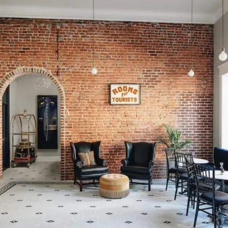 Ulysses Suites, Suite 204