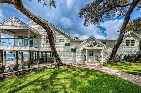 NEW Fully renovated Gulf front home w/private resort style pool, outdoor kitchen Отели рядом с достопримечательностью «Pop Stansell Park»