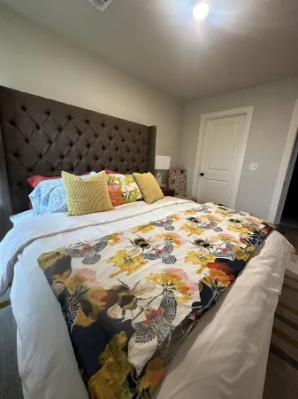 5 minutes to the Momentary & 8th St Market- The Benton #411