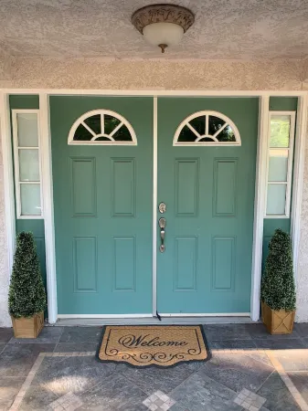 HUGE Family/Team/Group Luxury Home, Pets & Wheelchair Friendly, Sleeps 13-18