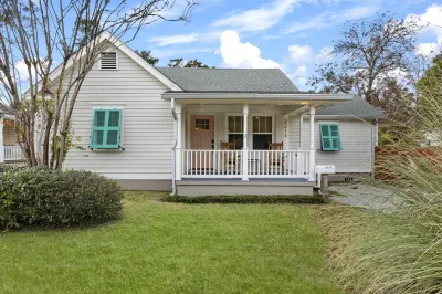 Coastal Pool Retreat - close to the Beach with a Private Heated Pool!! Hoteles cerca de Gulfport Premium Outlets