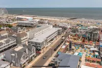 Cozy and Clean Boardwalk/Beach Block Condo with Parking and Pool