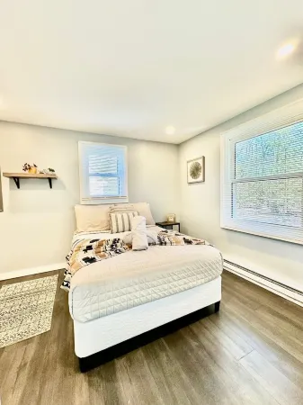 Escape to our Pocono Summit retreat near lakes, ski slopes, and hiking trails Отели рядом с достопримечательностью «Community Church»