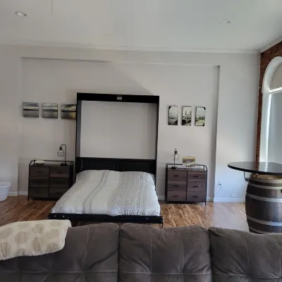Beautiful Riverview Apt Located in Downtown Fort Madison โรงแรมใน