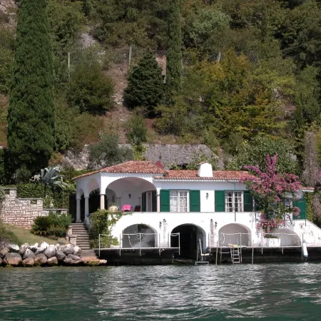 Elegant villa directly on the lake