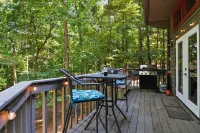 Large Octagon Cabin on Double Lot! Hot Tub, Fire place, Game room, Fire pit! - Alphydda