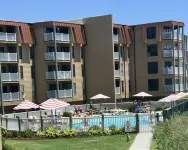 Enjoy an oceanfront getaway with beautiful beach steps from your door. - en bord de mer