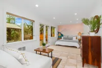 Cozy North Bend Riverfront Cabin w/hot tub!