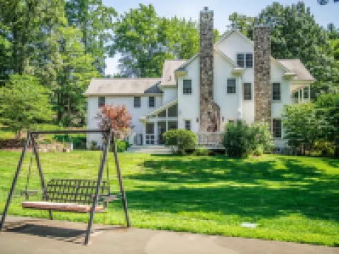 Large Luxury Family Home Near Five Colleges. The TOP short term rental in area! Hoteles en Hadley