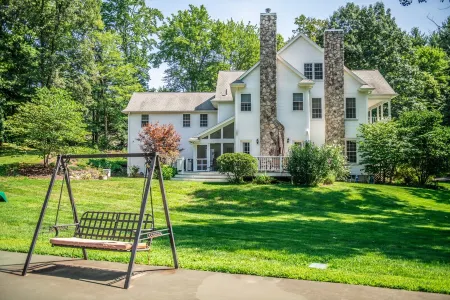 Large Luxury Family Home Near Five Colleges. The TOP short term rental in area!