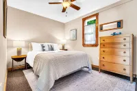 Driftwood Cottage with Cottages of Maine, Lake Great Pond, Dog Friendly, Kayaks