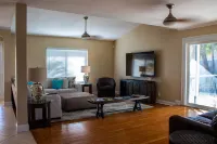 Quiet home with Salt Water Heated Pool, next to Largo Golf Course & IRB!