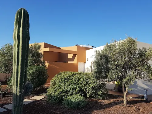 House with pool between gardens and olive farm. Hotels in Maxorata