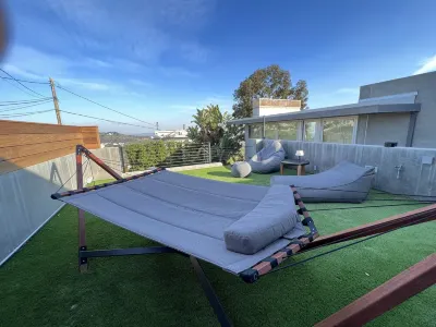Luxury Modern Minimalist Japanese-Style Home in Hollywood Hills, Los Angeles Các khách sạn gần LAVC Student Services Center