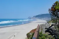 OCEANFRONT Luxury Roads End 4000sft home w/Hot tub! Dog friendly, amazing views!