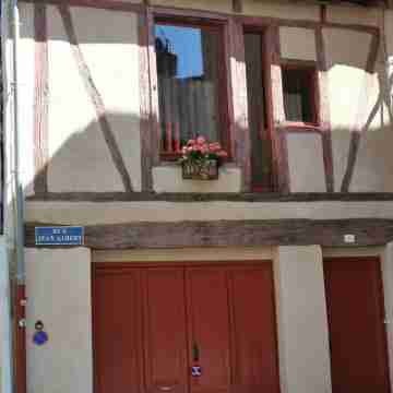 House 75m2 air-conditioned + garage, all comforts, located medieval center Cahors. Hotel Exterior