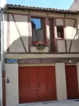 House 75m2 air-conditioned + garage, all comforts, located medieval center Cahors. Hotel a Cahors