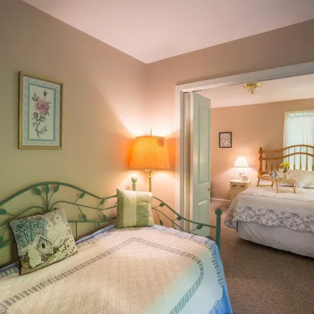 Resort Mountain Home with  Private Hot tub Walk to Pools, Pond WIFI