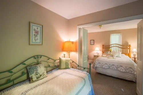 Resort Mountain Home with  Private Hot tub Walk to Pools, Pond WIFI
