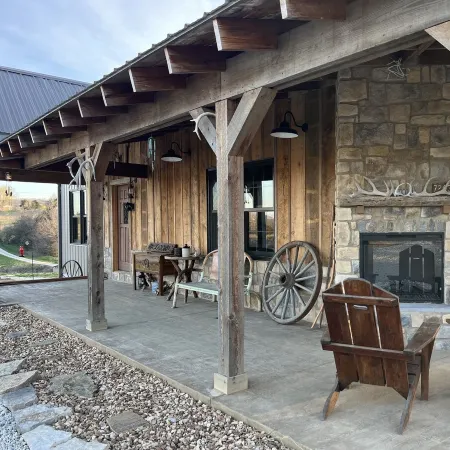 LODGE AT SADDLE RIDGE. Just five minutes from Hermann.