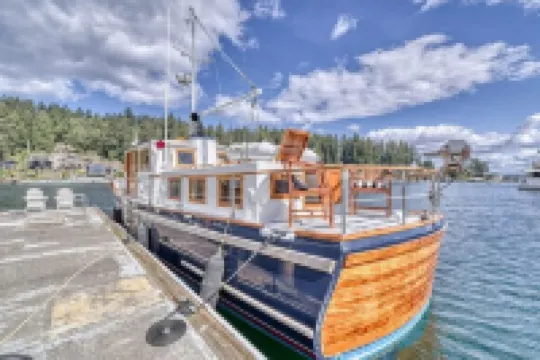 Spacious 46' Yacht: Luxury, kayaks, walk to town