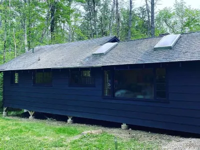 Beachwood Cottage Kripalu Center For Yoga & Health附近的飯店