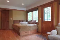 Private Lake Nokomis Sandy, 5 Kayaks, 3 Canoes, 2 Paddle Boards, Great Fishing. Hotels in Bradley