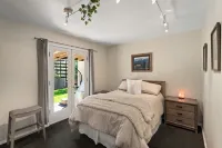 Apres’ Ski here. Location,location. Spacious,clean,well appointed home. Hot tub.