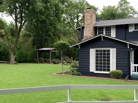 Hot Tub & Private Lake Modern Country Oasis in Heart of City Отели рядом с достопримечательностью «Herman Marshall Whiskey»