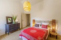 Village house 17th with swimming pool, Luberon Provence TARIFS CASSES SEPT. OCT. Hotels in Robion