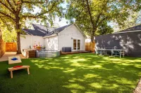 Heated Pool-Sleeps 10-Fire Pit- 2miles Downtown! Hotels in Central Austin