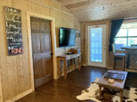 Private, quiet, rustic cabin. Minutes from Old Tunnel State Park