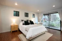 Hot Tub Overlooking Ocean!