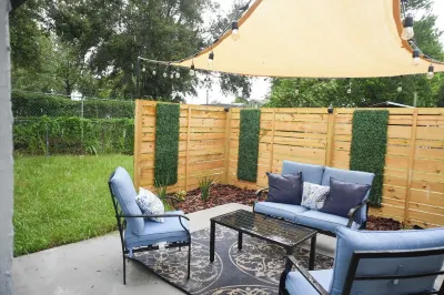 Cozy 1 bedroom suite-apartment. Hotels near Ridge Road Shopping Center