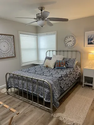 Clean!  Best Deck...  View...  1 Min to Sand.  Parking... Bikes. Cal King. Hotels in Mission Beach