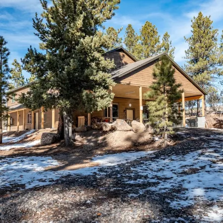 Cabin Lodge at Panguitch Lake Sleeps 18, wifi, good roads, year round access
