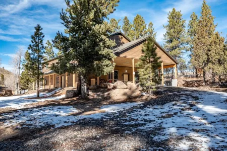 Cabin Lodge at Panguitch Lake Sleeps 18, wifi, good roads, year round access