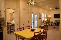 "Henrietta's Magnolia" Located 2 1/2 blocks from historic downtown Breaux Bridge