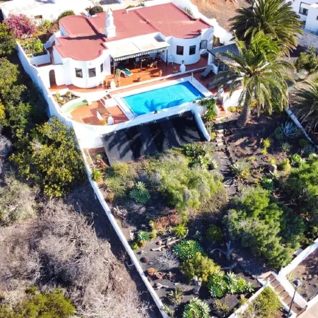 Spectacular rental home - Ocean and mountain view. Heated pool. Sleeps 6