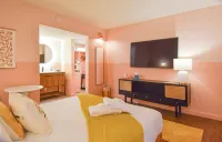 Mid-Century Themed Hotel Room in Fayetteville, AR - The Clementine on College #8 Hotels near Donald W. Reynolds Razorback Stadium